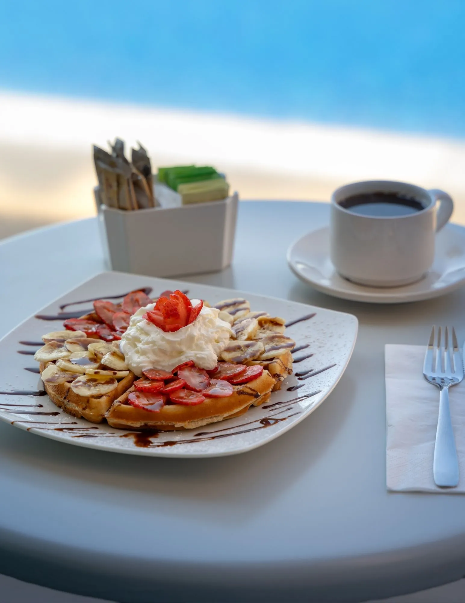 Waffles con fresas y café