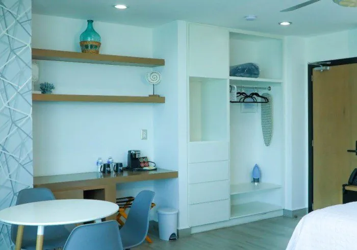 Interior con escritorio