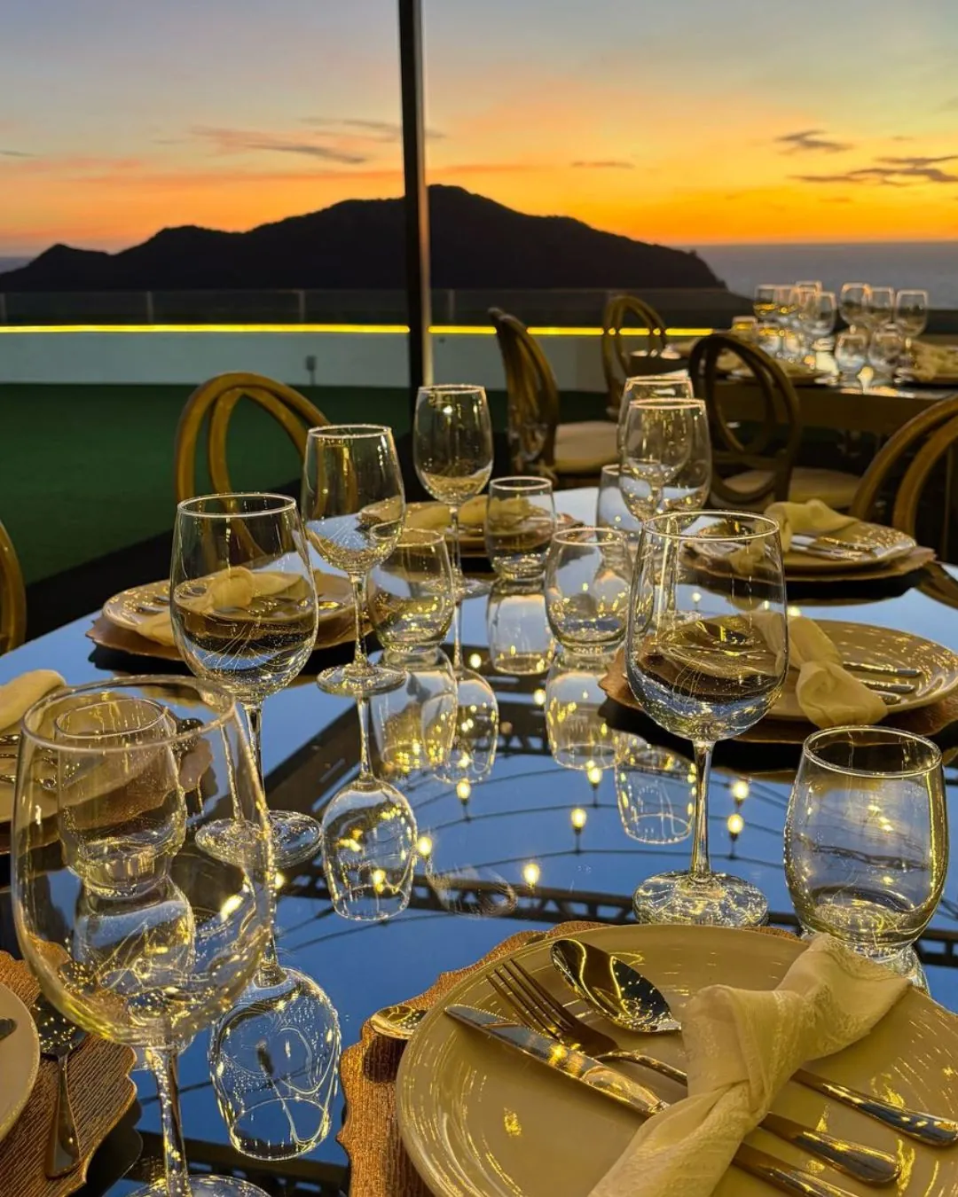 Mesa de evento en el rooftop al atardecer
