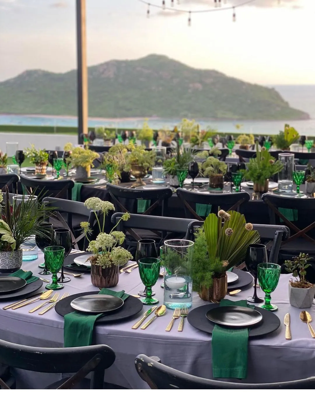 Montaje de evento con vista al cerro