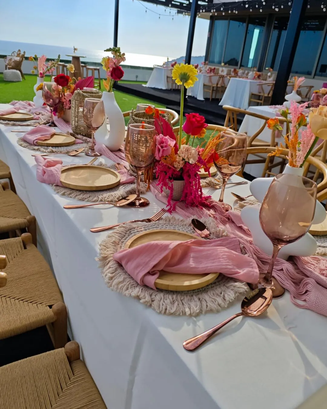 Mesa de celebración con flores