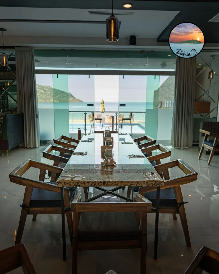 Comedor elegante con vista al mar