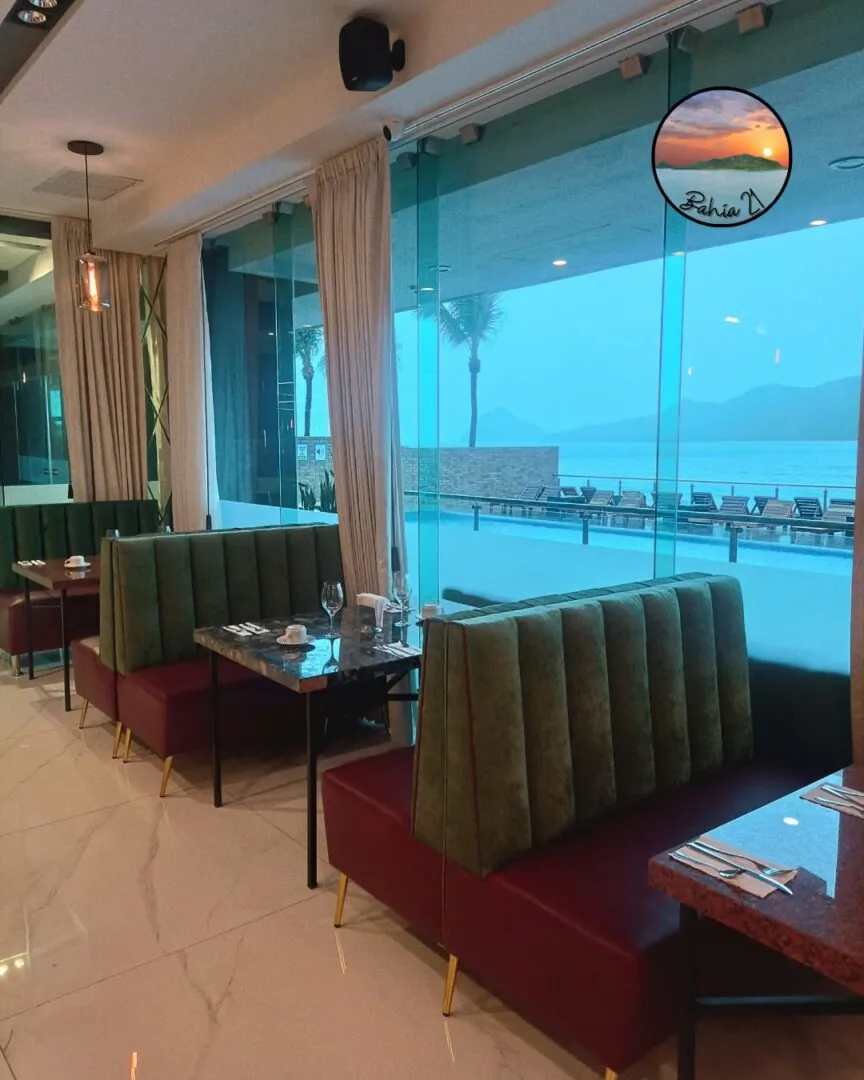 Restaurante Bahia 21 con vista al mar