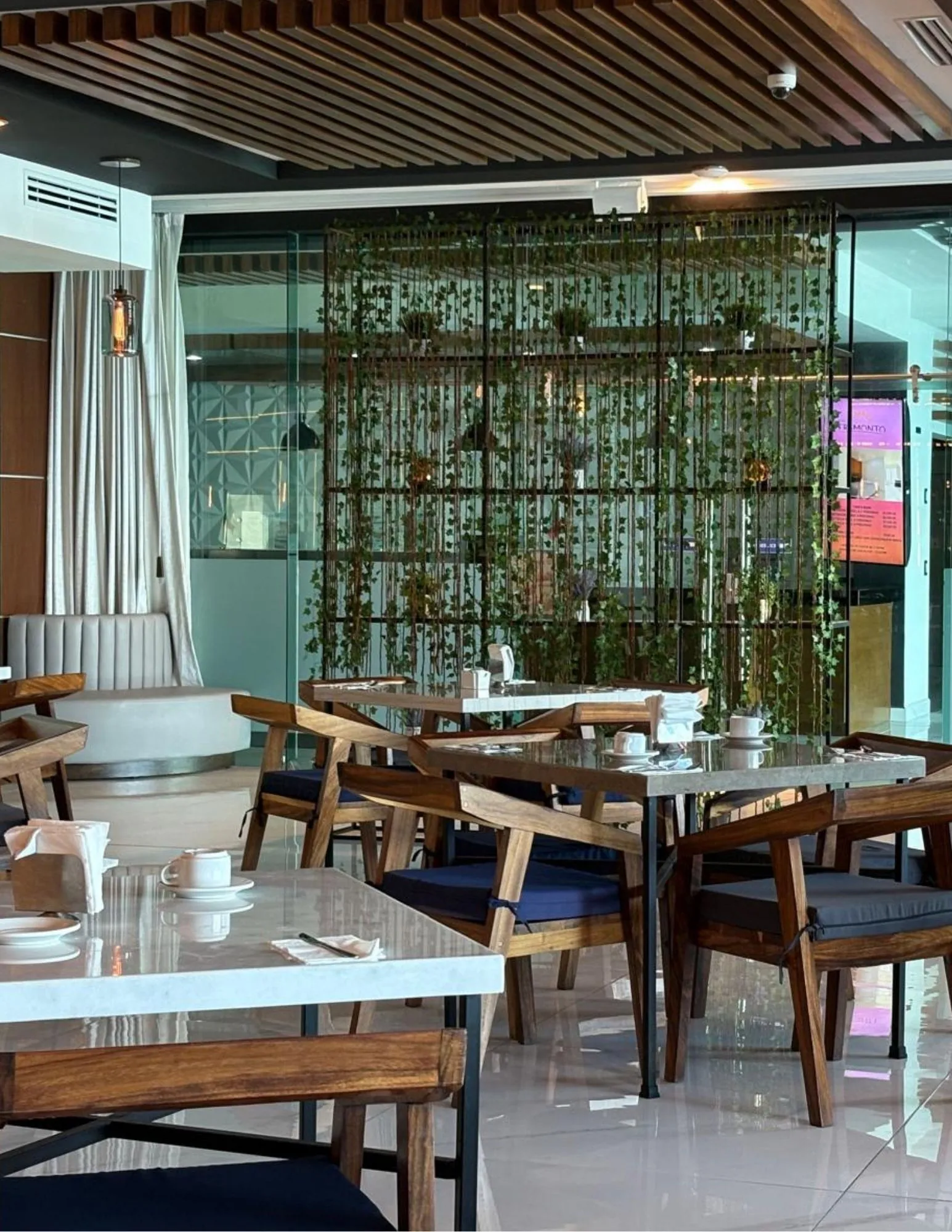 Salón con muro verde