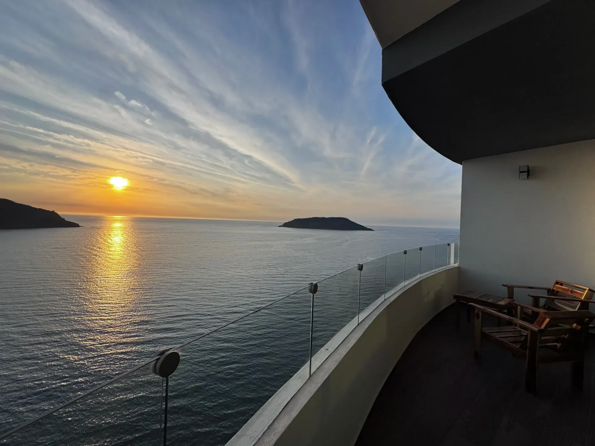 Atardecer sobre el Pacífico desde un balcón del hotel